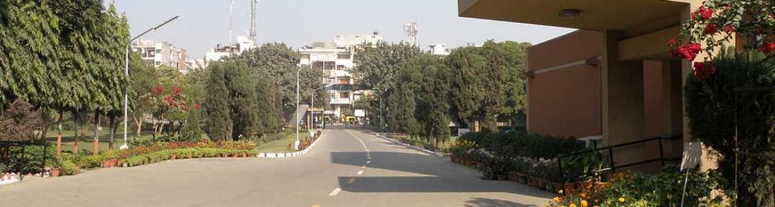1024px-Main_road_of_ISI_Delhi
